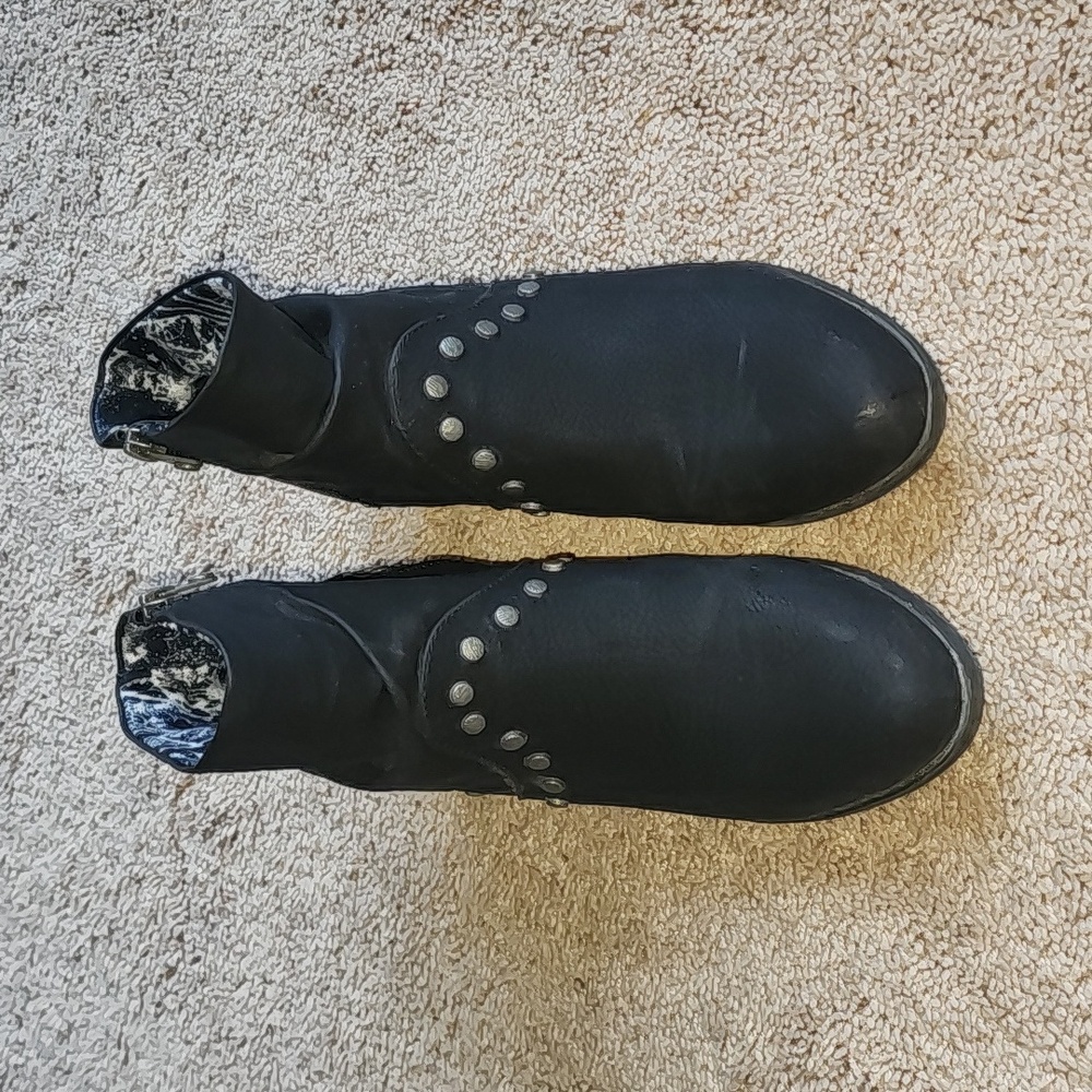 Blowfish black booties w/studs 9.5 - Picture 2 of 7
